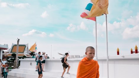 Photo Meditating monk