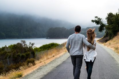 Photo Couple walking