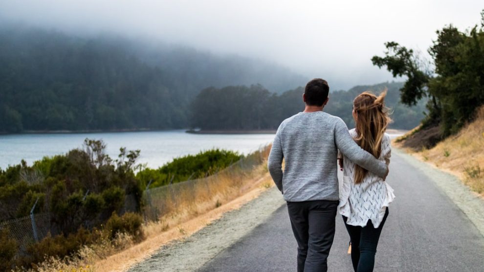 Photo Couple walking